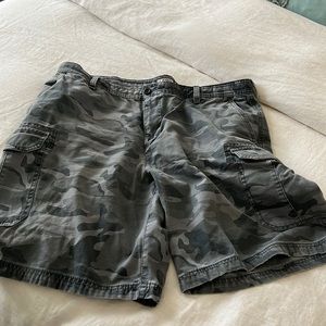 Vintage men’s izod cargo camo shorts size 38